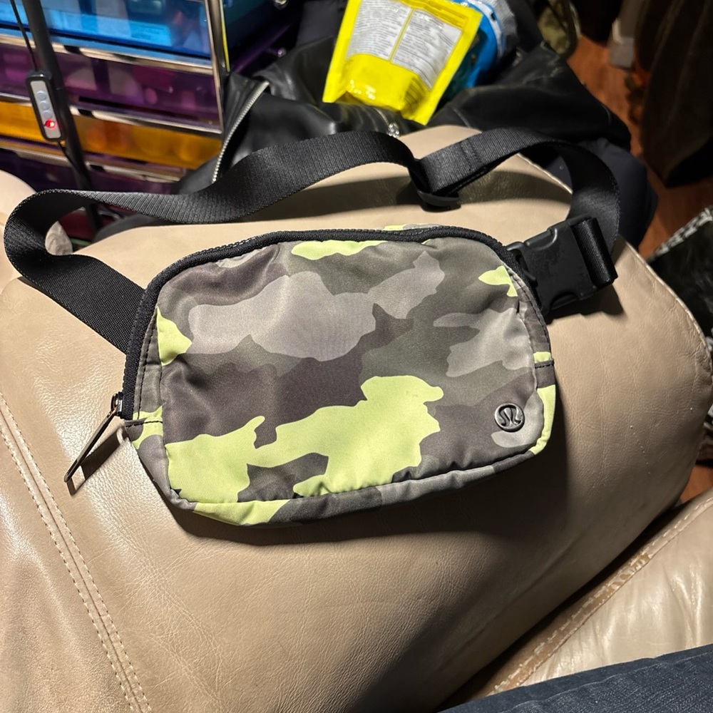 lululemon athletica womans Camouflage Crossbody Bag - Green and Gray  1 L.  New